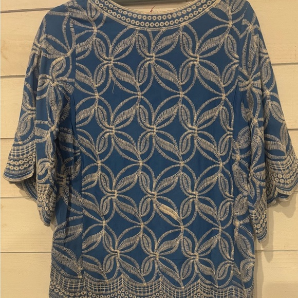 Solitaire NWT Blue and White Geometric Blouse - Picture 4 of 13